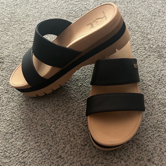 Reef Shoes - Reef EUC Black and Tan Slide horizon Sandals